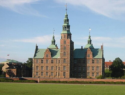 Rosenborg Slot — Elgaard (CC BY-SA 3.0) Rosenborg Slot